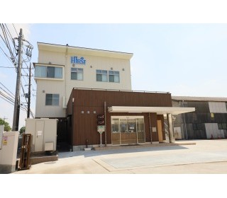 管理棟外観です