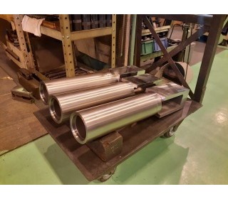 図面に沿って様々な形の部品製作を進めていきます。老舗安定企業でモノづくりをしてみませんか？