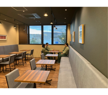 オシャレな食堂完備・うどん／そば300円、定食（日替わり２種類）500円で食べられます♪◎退職金や昇給・賞与など福利厚生が充実！