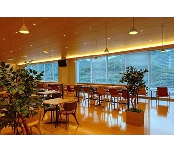 ゆったり過ごせるカフェテリアがあります★