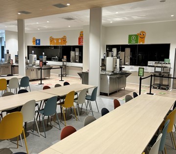 おしゃれなカフェテラス風の休憩所も完備♪