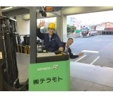 フォークリフト作業を頑張っている仲間たち(^^♪アットホームな環境です☆