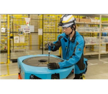 先輩社員・マネージャーは、 それぞれの技術分野のスペシャリストばかり…！