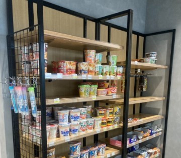 売店も完備しており、ドリンクや食事も買うことができます！