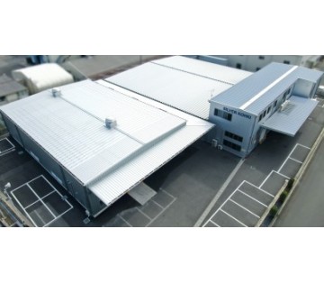 2019年に新工場を建設・移転し、国内有数の量産体制を整えました！職人たちが、 最新機器を駆使しつつ、最高の製品を生み出しております！