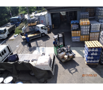 ◎現場の雰囲気です！フォークリフトで商品をトラック⇔倉庫へ運搬します