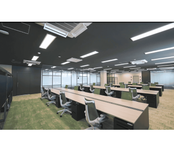 社員が働きやすいよう作られた広々としたデスク！