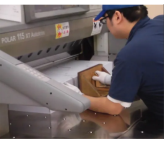 印刷した物を断裁しています！