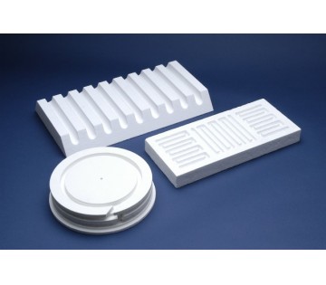 各種機械による機械加工、 大型混練機による混練加工及び 大型ミシンによる縫製加工を行っている会社です！