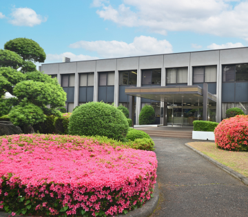 創業80年を迎え、高い技術力を活かした高機能材料で世界の航空機・エネルギー分野を支えています。あの航空機やロケットに当社の製品が使われています。