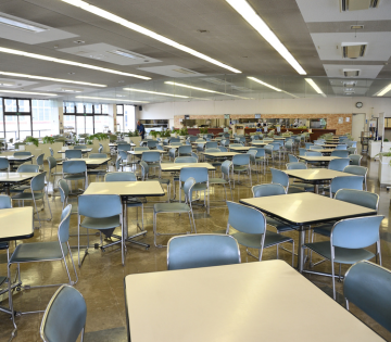 社保完備はもちろん、工場食堂や売店、桶川駅との連絡バス、カフェテリアプランなどの福利制度も充実。休暇制度も充実しており、メリハリをつけた働き方を実践できます。