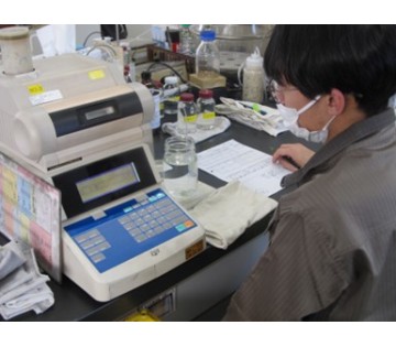 簡単な測定業務とビン洗浄などの検査補助作業