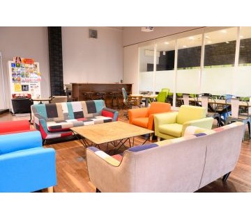 本社の3Fには社員の憩いの場、休憩ラウンジがあります。好きな飲み物を無料で飲み放題！おすすめは「ドトールのカフェオレ」です。（たくさん飲んでも全く怒られません･･･笑）