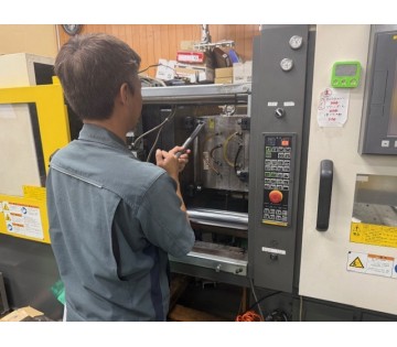 今回はインジェクション射出成形機、 30トン～150トンのオペレータ業務を 行っていただきます！