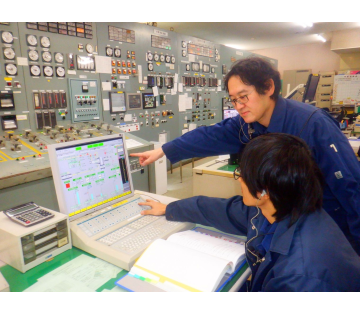 チームで仕事をします。丁寧に教えていくので安心してください！マニュアルもそろっていますので、自分で勉強もできます。