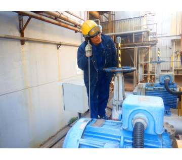 現場のポンプの点検をしています。異常があれば、中央操作室と連絡を取りながら対処していきます。他にも電気設備などいろいろあるので、様々なスキルが身に付きます。