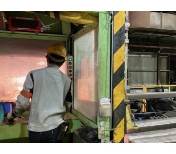 鋼片を砥石で削ることにより、表面の品質を向上させます。