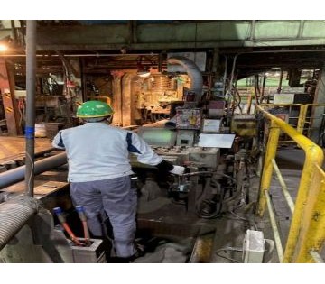 鋼材を専用の矯正機で必要に応じて整えます。