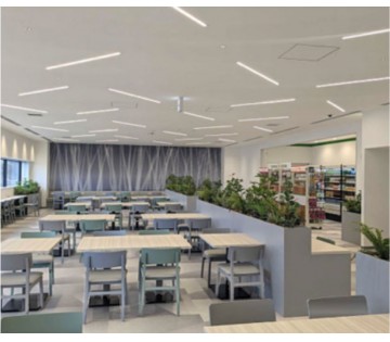 コンビニ併設の綺麗な食堂あり