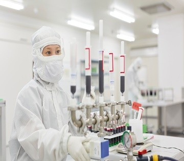 クリーンルームで写真のようなウェアを着ての作業になります。室温・湿度が一定でクリーンな働きやすい環境です。