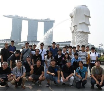 社員旅行は海外もよくいきますよ！写真はシンガポールの時の集合写真です。