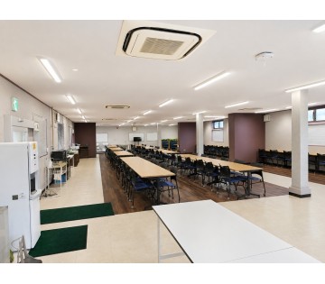 社員食堂です。朝食150円、昼食200～350円で利用可能です。
