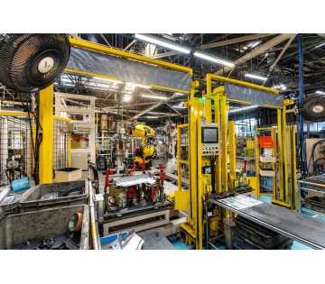 溶接作業はロボットが主体です。作業者はオペレーションをやってもらっています。